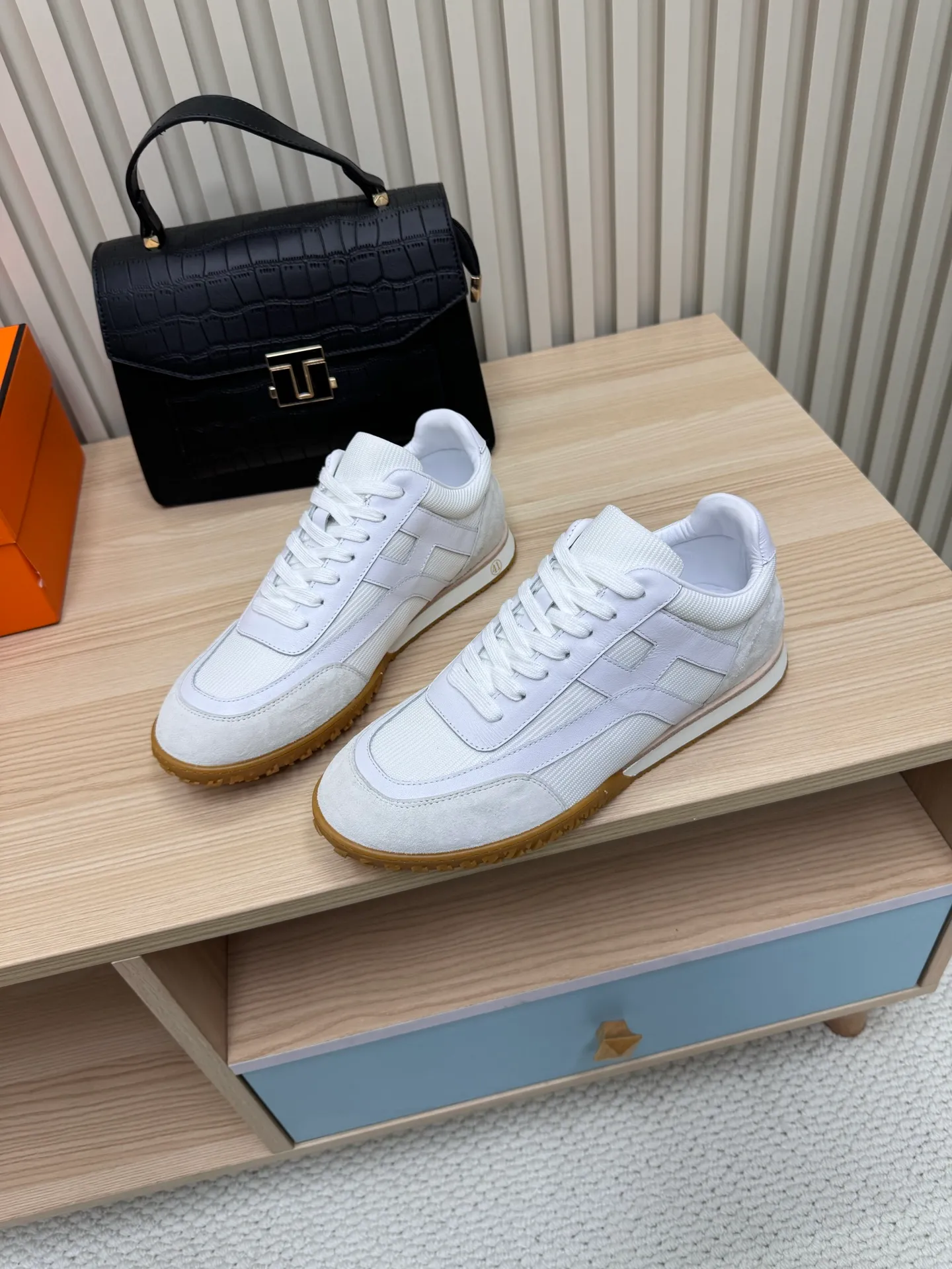 👟👟Ex-factory price 600👟👟 Hermes / Top version #couple style 24ss casual sneakers Suede goatskin sneakers decorated with contrasting patterns and iconic "H" details, beautifully packaged at the delivery counter🛍📦 Fabric: suede + down cloth Lining: mixed sheep lining Outsole: original TPU Bottom thickness: 2CM Size: 35-45